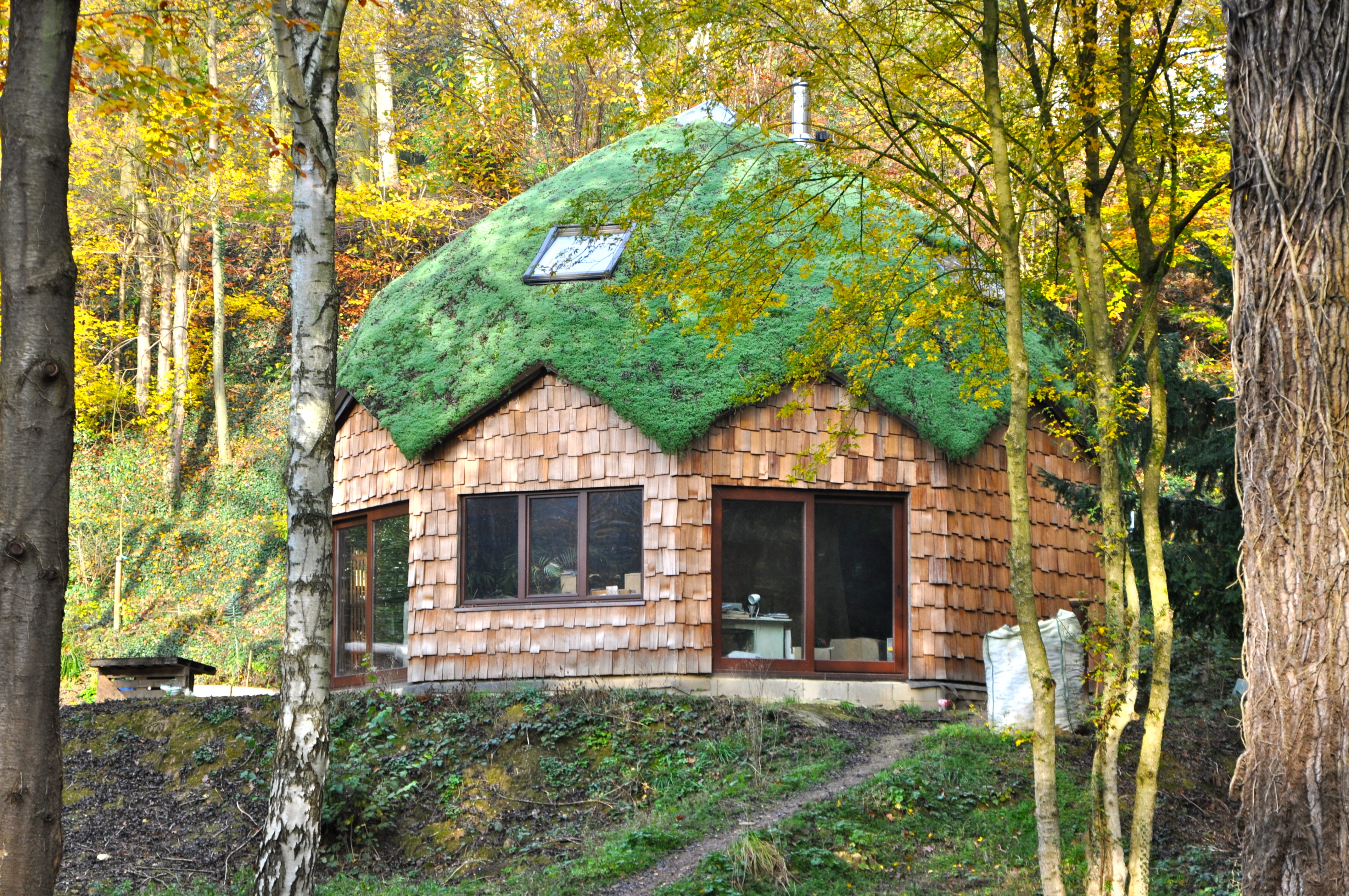 Maison octogonale en ossature bois et toiture verte